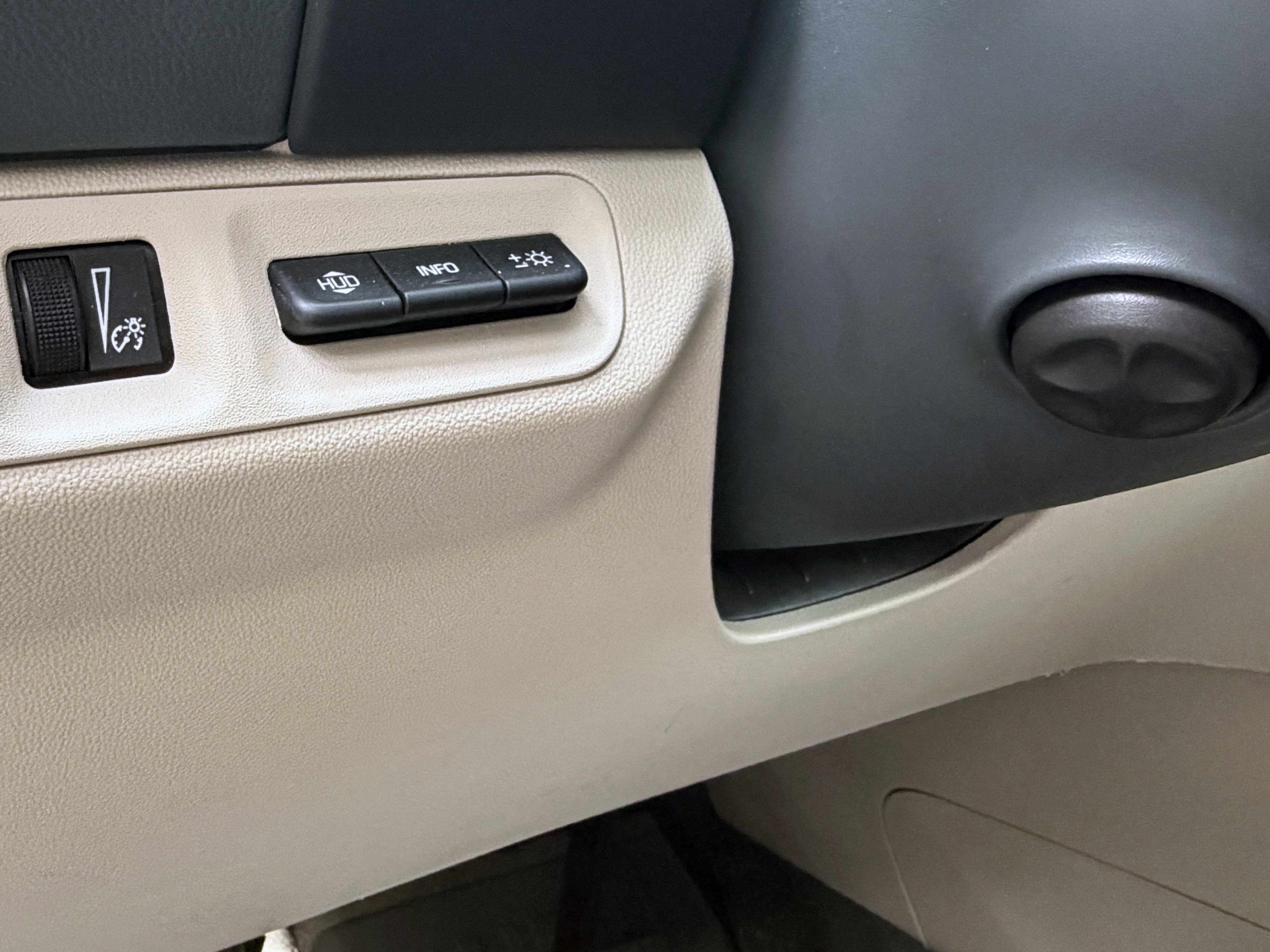 Used 2023 GMC Acadia Denali w/ Denali Technology Package FWD image 5