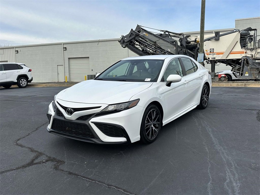 Used 2024 Toyota Camry SE video 3