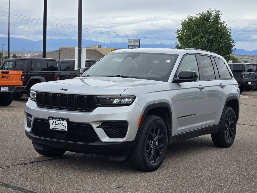 Used 2025 Jeep Grand Cherokee Altitude AWD/4WD image 5