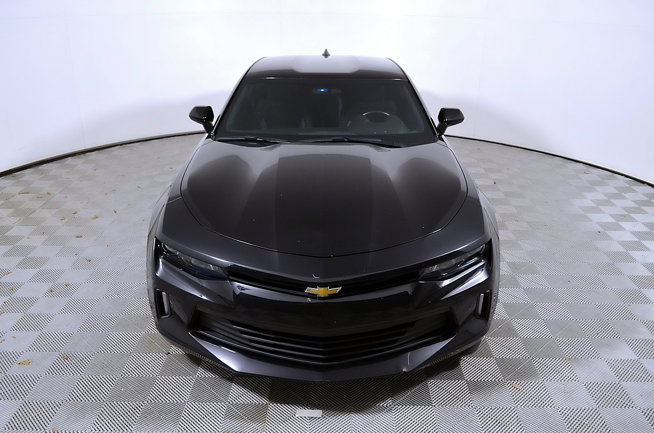 Used 2018 Chevrolet Camaro LT RWD image 4