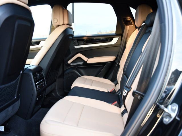 Used 2025 Porsche Cayenne image 16