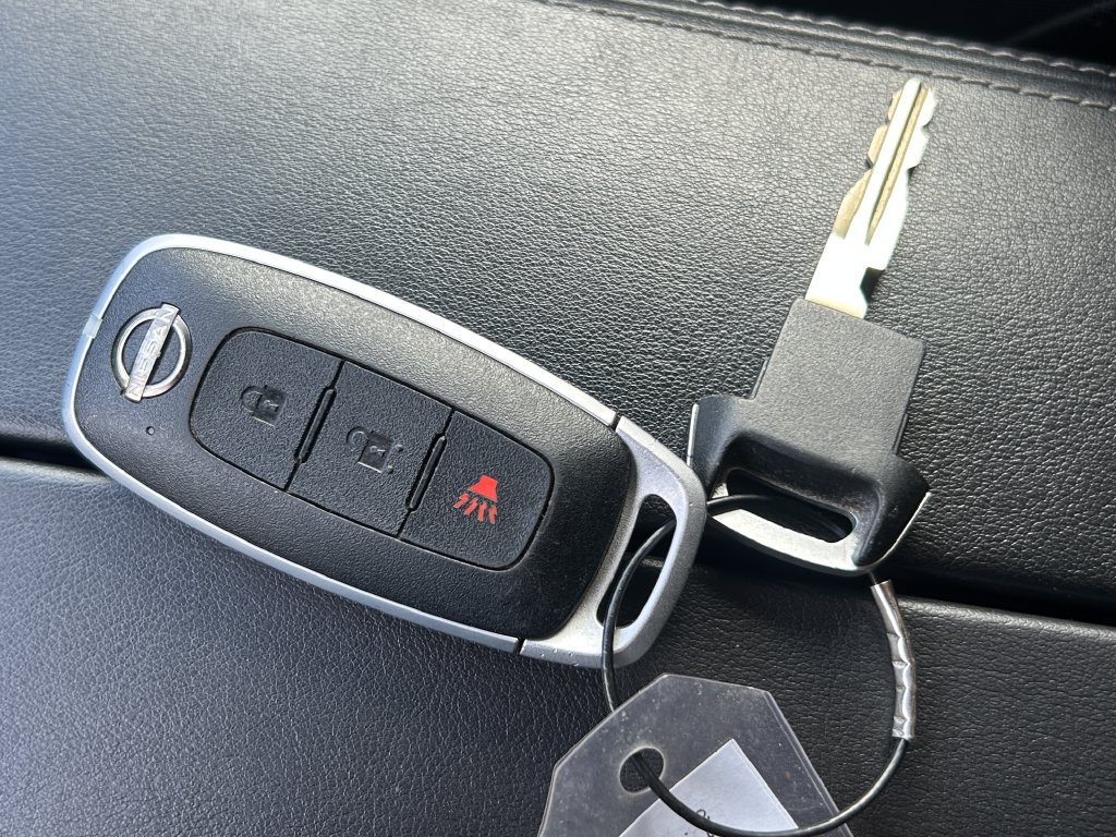 Used 2024 Nissan Rogue S FWD image 34