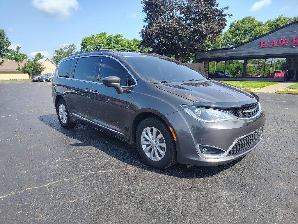 Used 2017 Chrysler Pacifica Touring-L FWD image 2