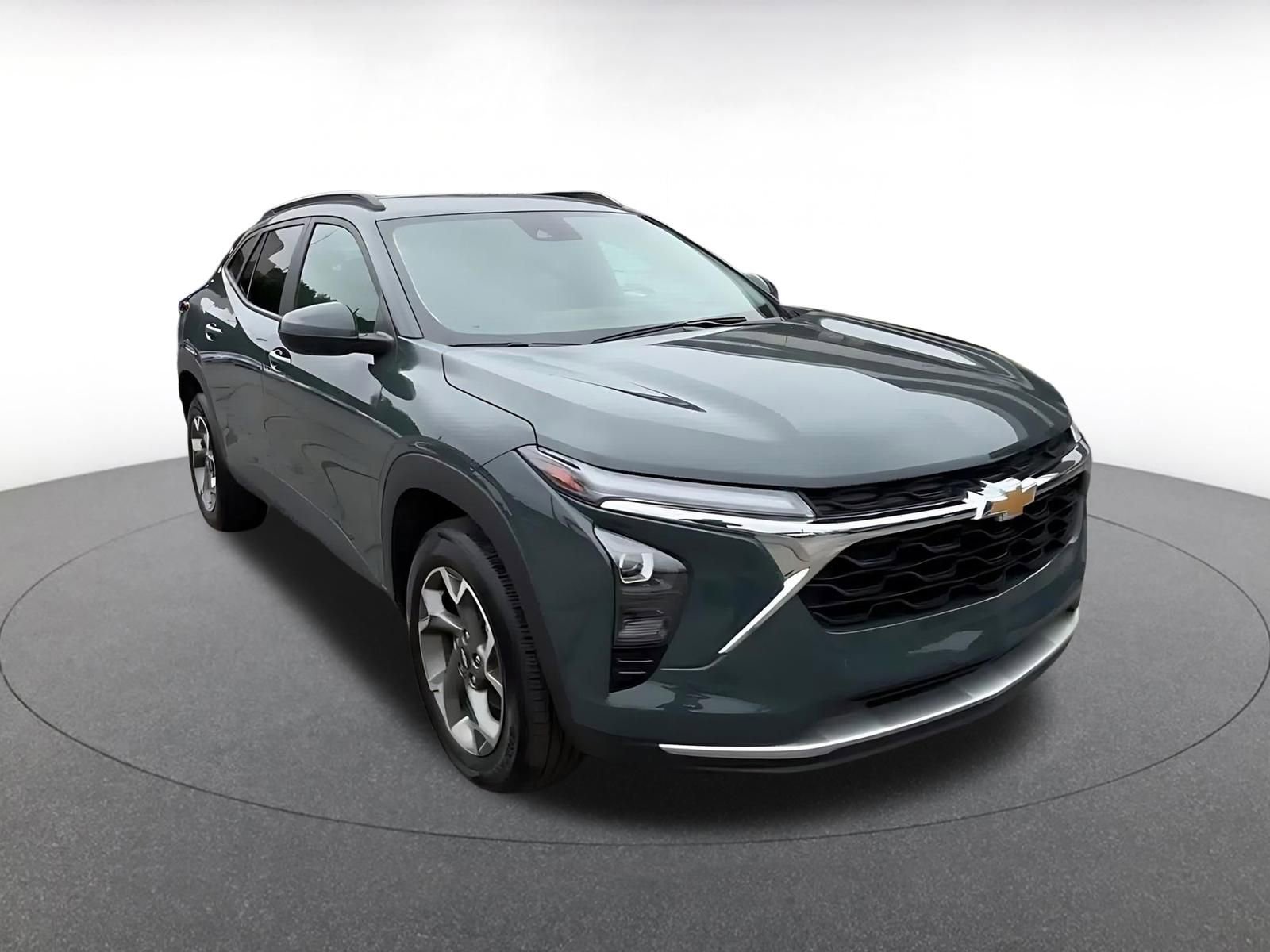 Used 2025 Chevrolet Trax LT w/ LT Convenience Package FWD image 3