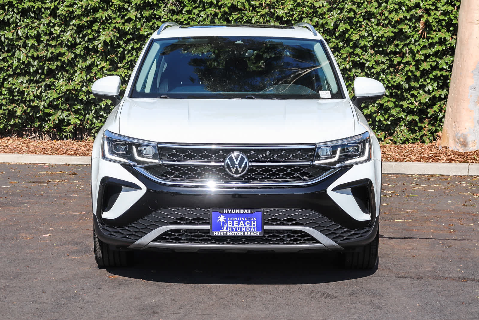 Used 2022 Volkswagen Taos SEL FWD image 2