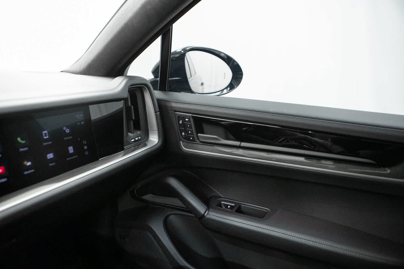 Certified 2025 Porsche Cayenne Turbo AWD/4WD image 31