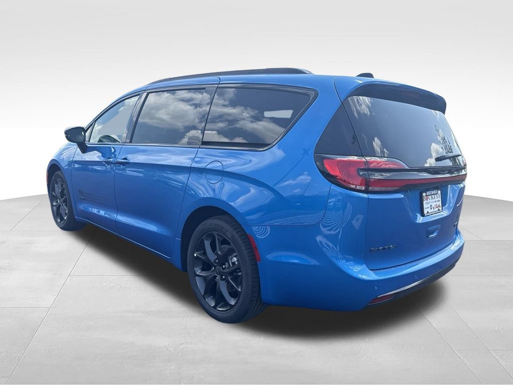 New 2027 Chrysler Pacifica Select FWD image 5