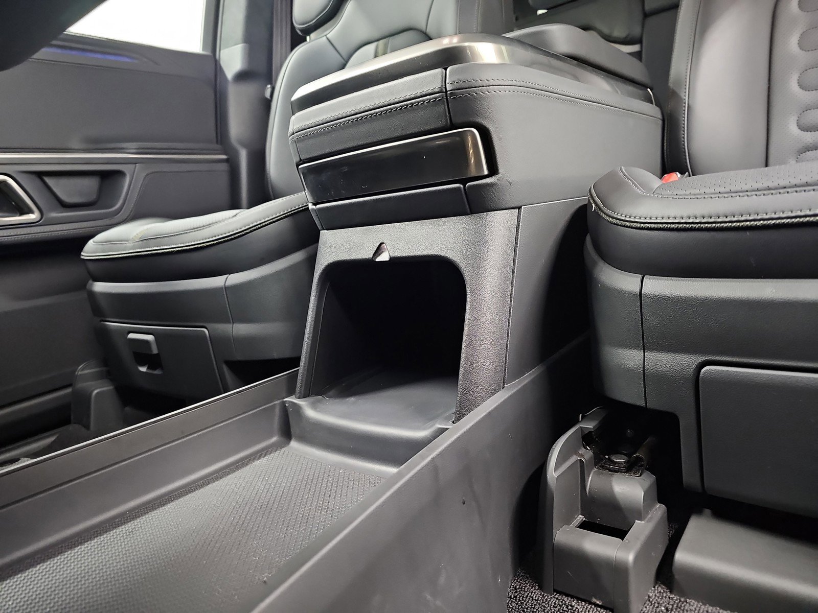 Used 2023 Rivian R1S Adventure AWD/4WD image 33