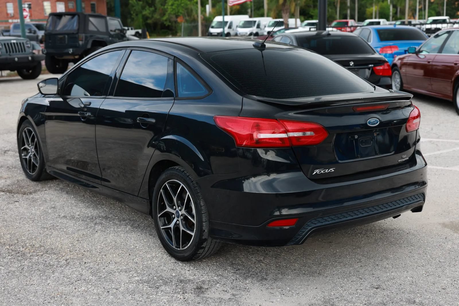 Used 2015 Ford Focus SE w/ SE Sport Package FWD image 4