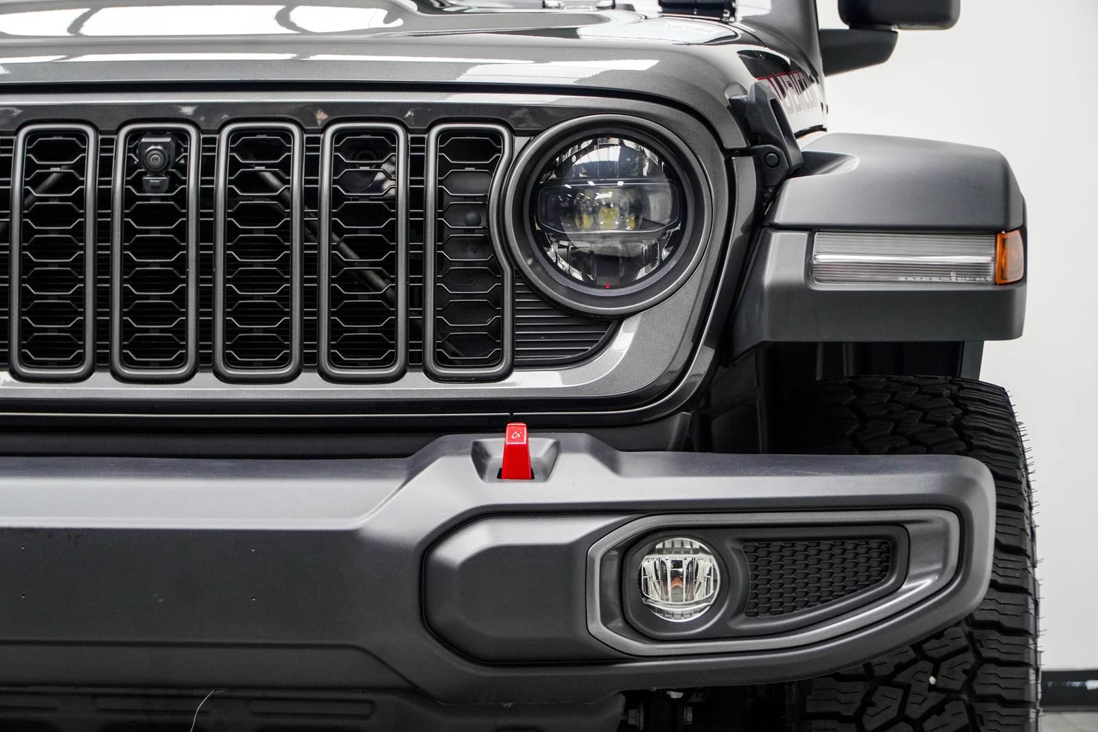 Used 2024 Jeep Gladiator Rubicon w/ Technology Group AWD/4WD image 13