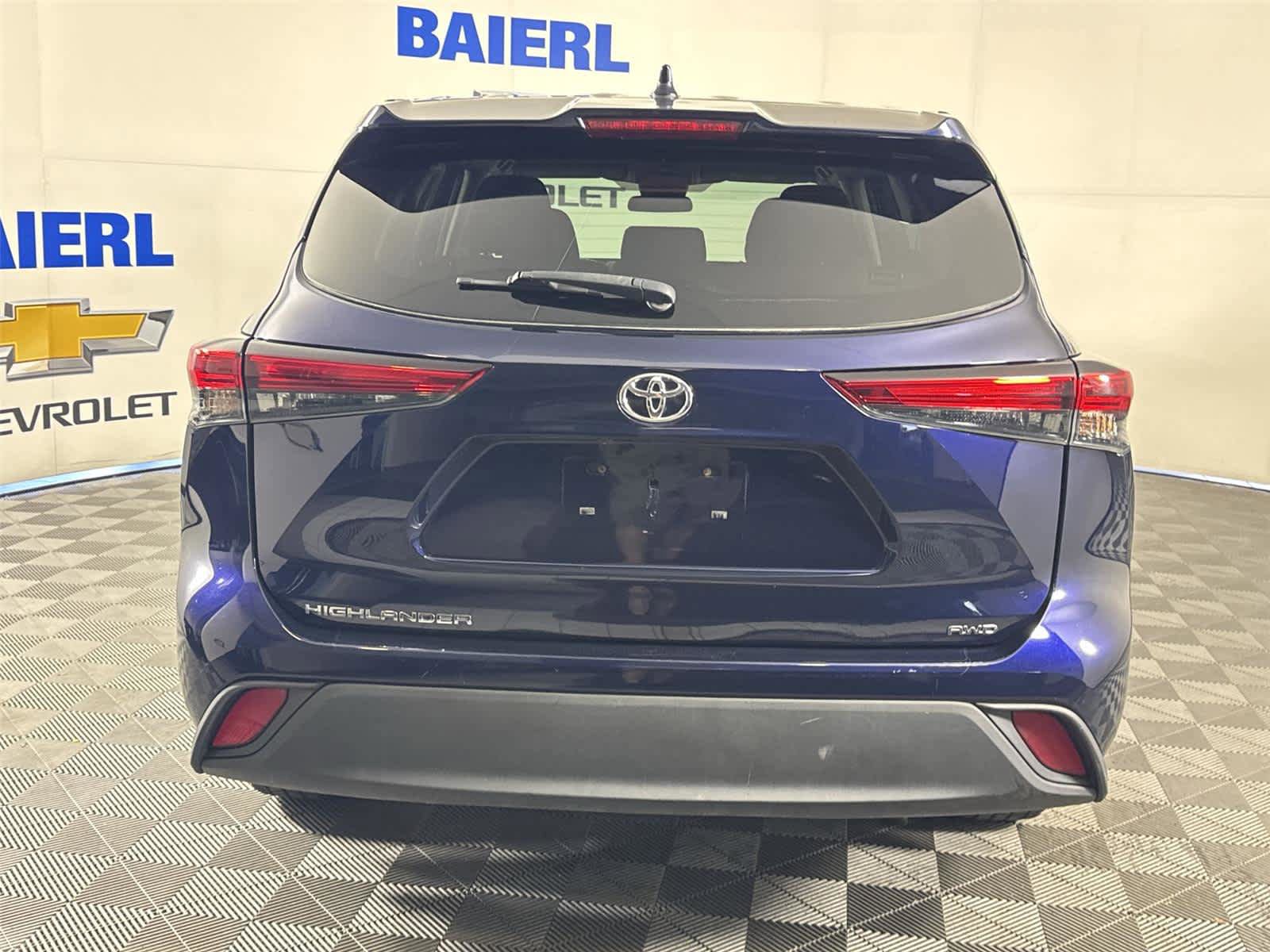 Used 2021 Toyota Highlander L AWD/4WD image 4