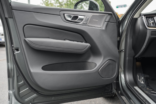 New 2027 Volvo XC60 B5 Plus AWD/4WD image 30