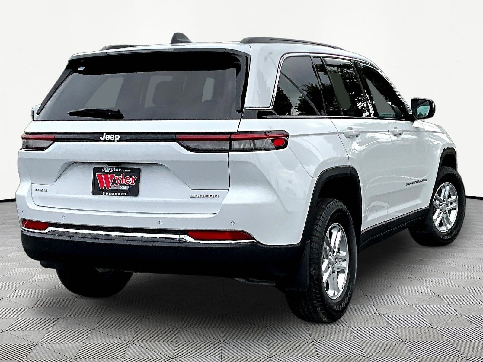 Used 2025 Jeep Grand Cherokee Laredo w/ Luxury Tech Group I AWD/4WD image 6