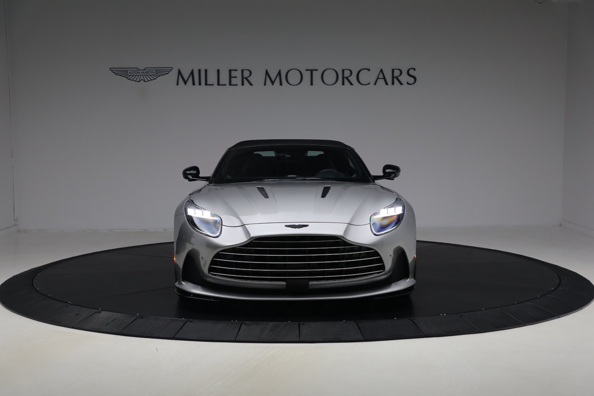 Used 2024 Aston Martin DB12 Convertible RWD image 13