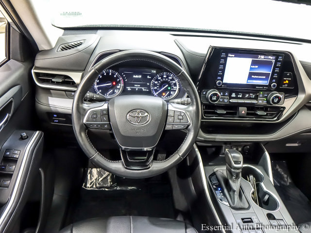 Used 2020 Toyota Highlander XLE AWD/4WD image 3