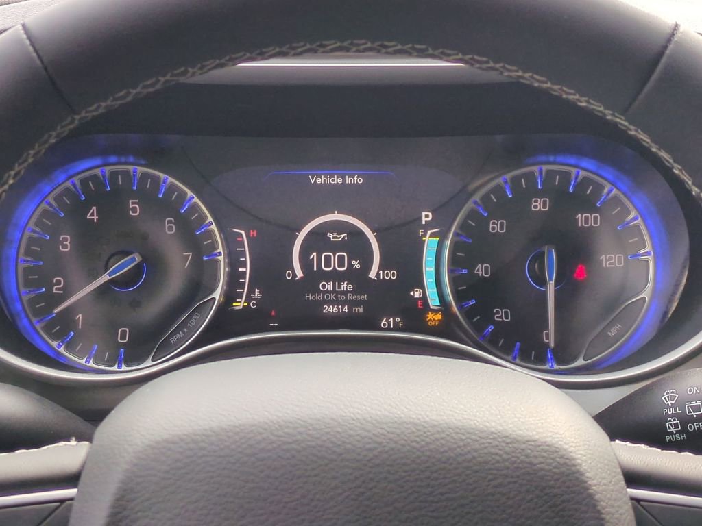 Used 2025 Chrysler Pacifica Select image 16