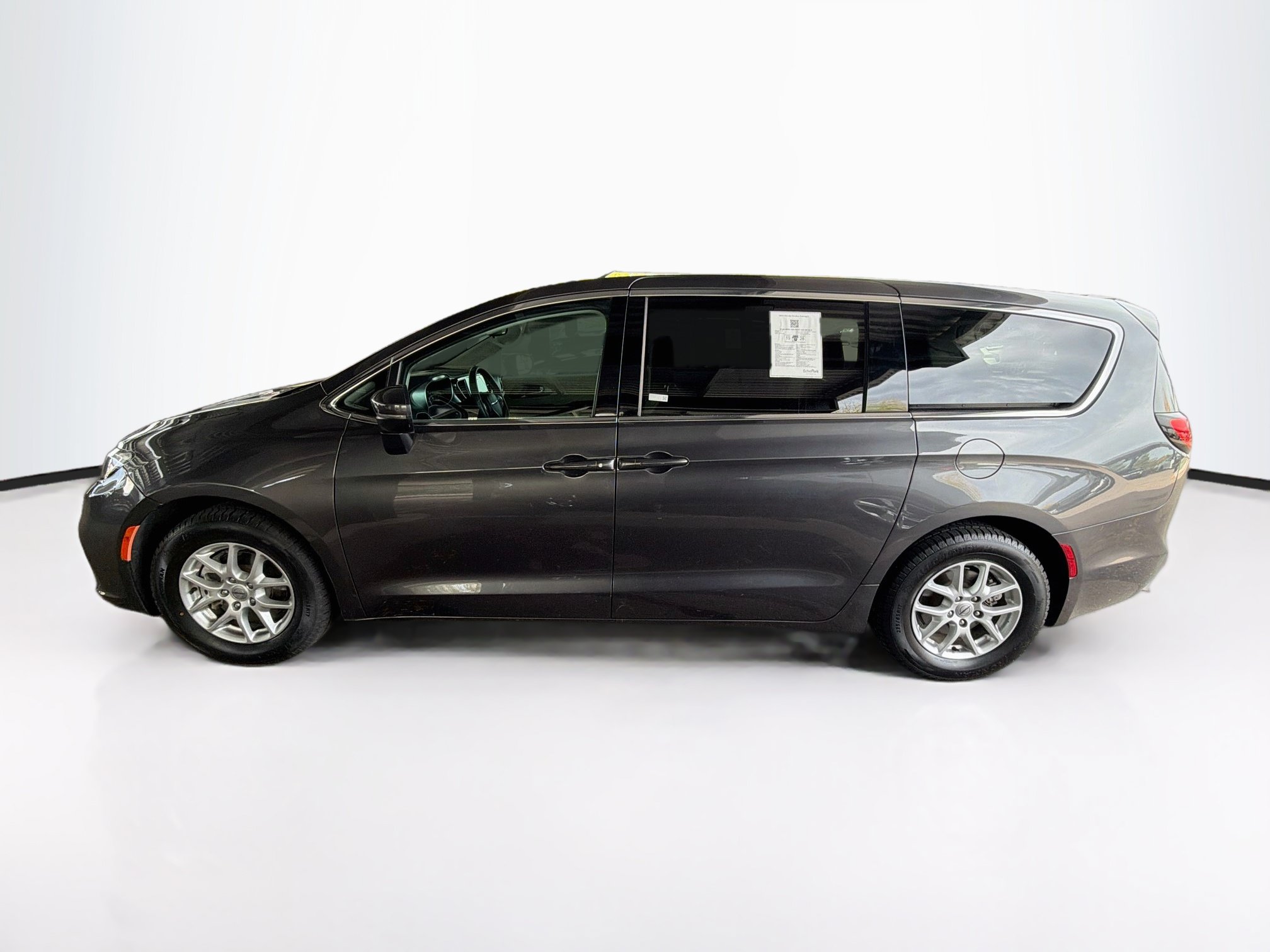 Used 2023 Chrysler Pacifica Touring-L FWD image 4