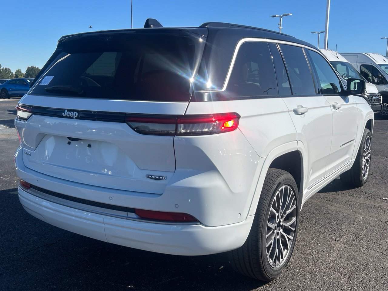 New 2027 Jeep Grand Cherokee Summit AWD/4WD image 3