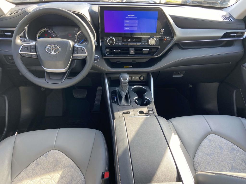 Used 2023 Toyota Highlander Bronze Edition FWD image 12