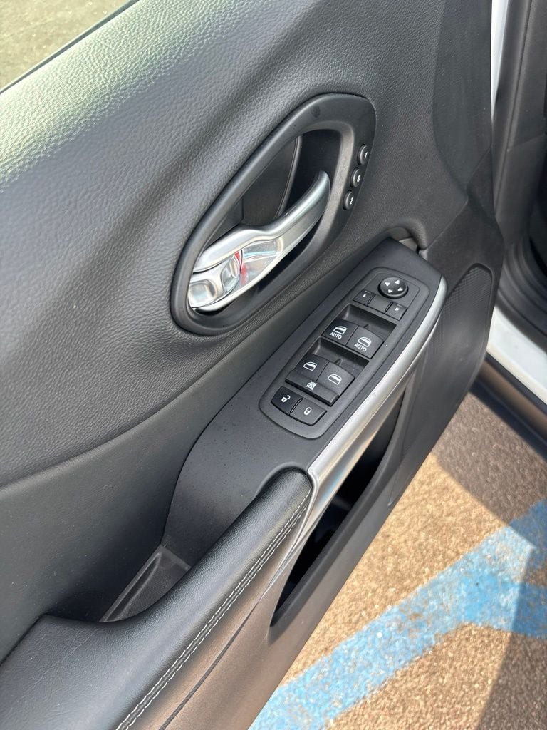 Used 2022 Jeep Cherokee Limited AWD/4WD image 12