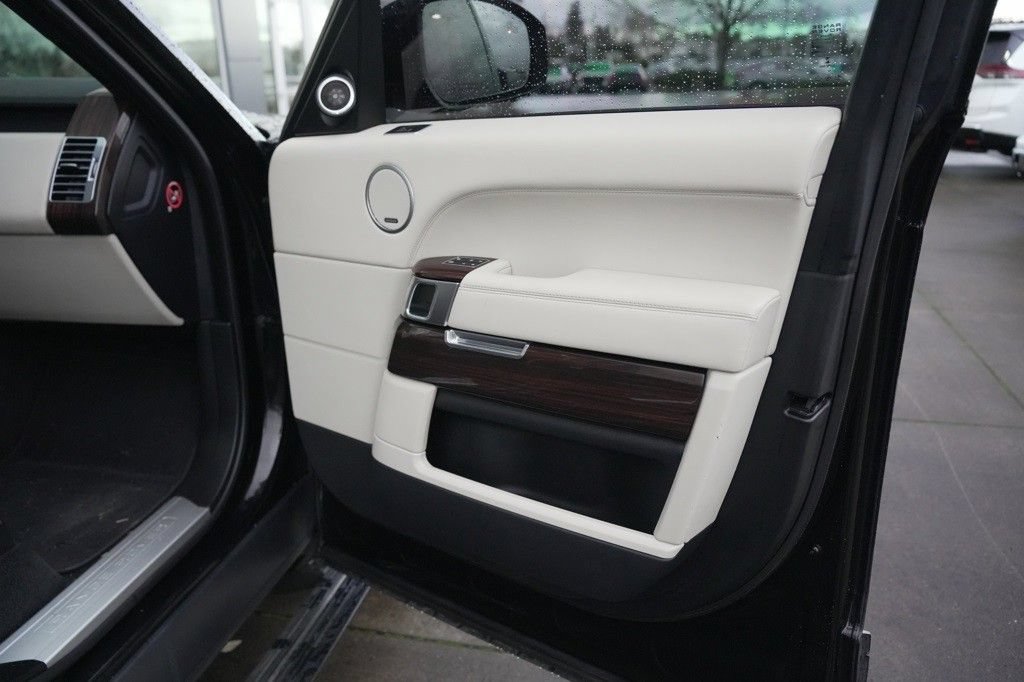 Used 2015 Land Rover Range Rover Supercharged AWD/4WD image 32