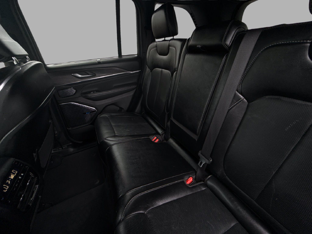 Used 2023 Jeep Grand Cherokee Overland w/ Luxury Tech Group IV AWD/4WD image 12