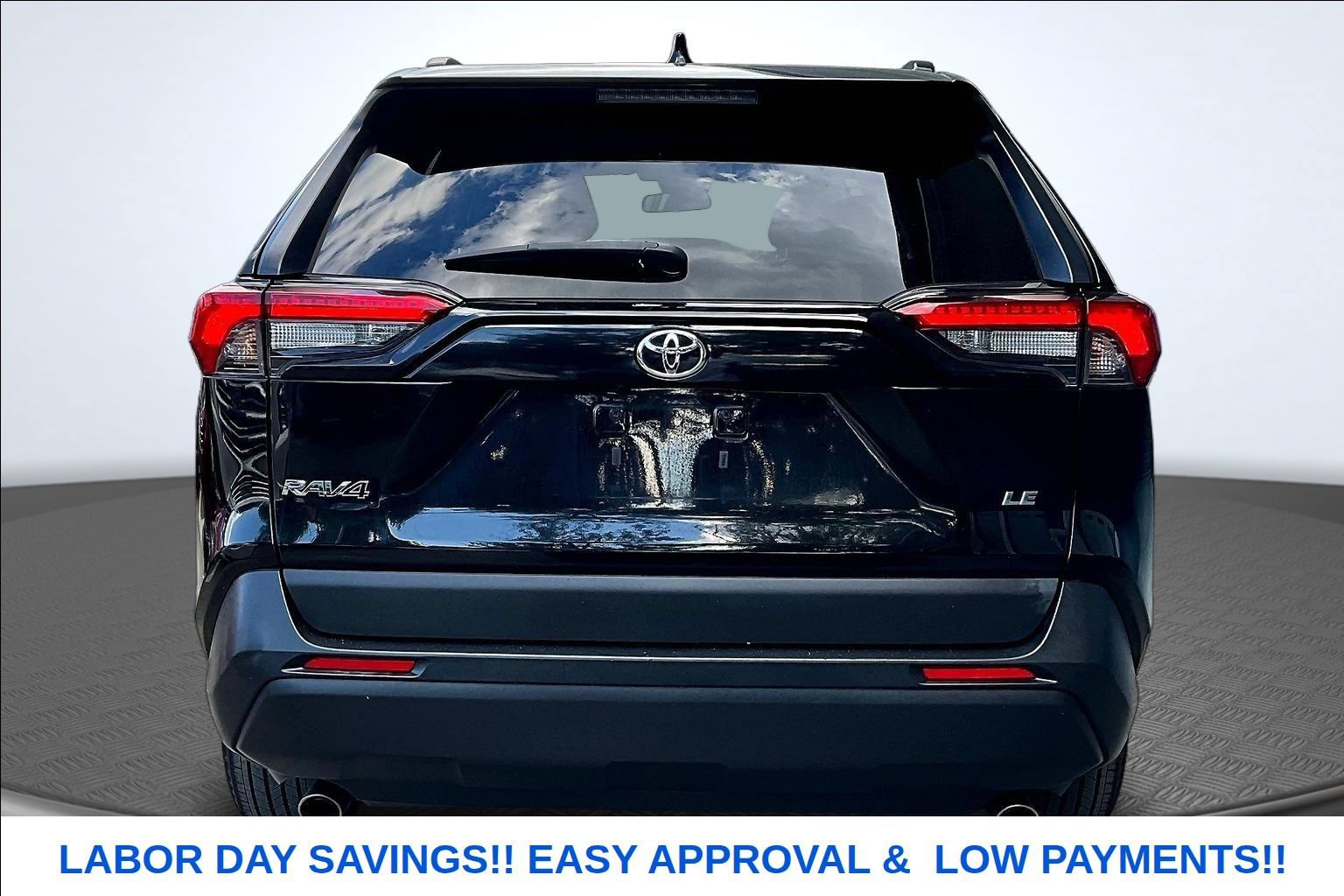 Used 2021 Toyota RAV4 LE FWD image 4