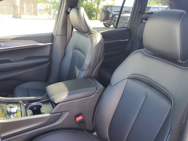 New 2026 Jeep Grand Cherokee Limited w/ Limited Altitude Package AWD/4WD image 12