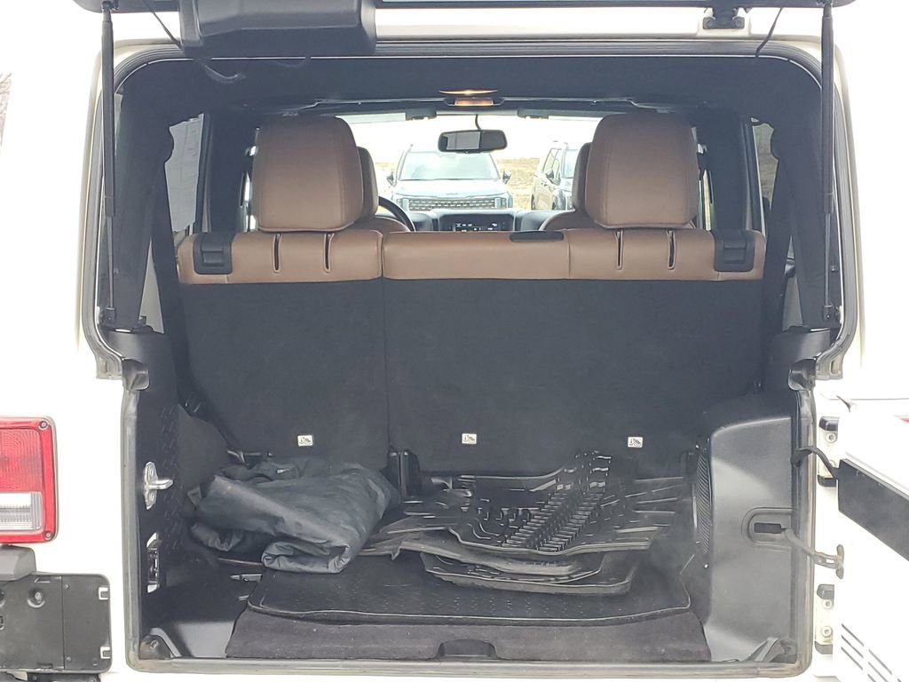 Used 2014 Jeep Wrangler Unlimited Sahara w/ Connectivity Group image 7
