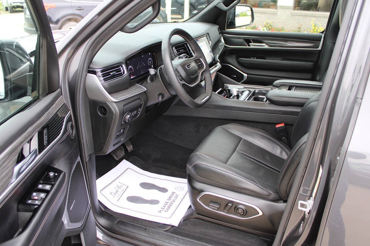 Used 2022 Jeep Wagoneer Series II AWD/4WD image 14