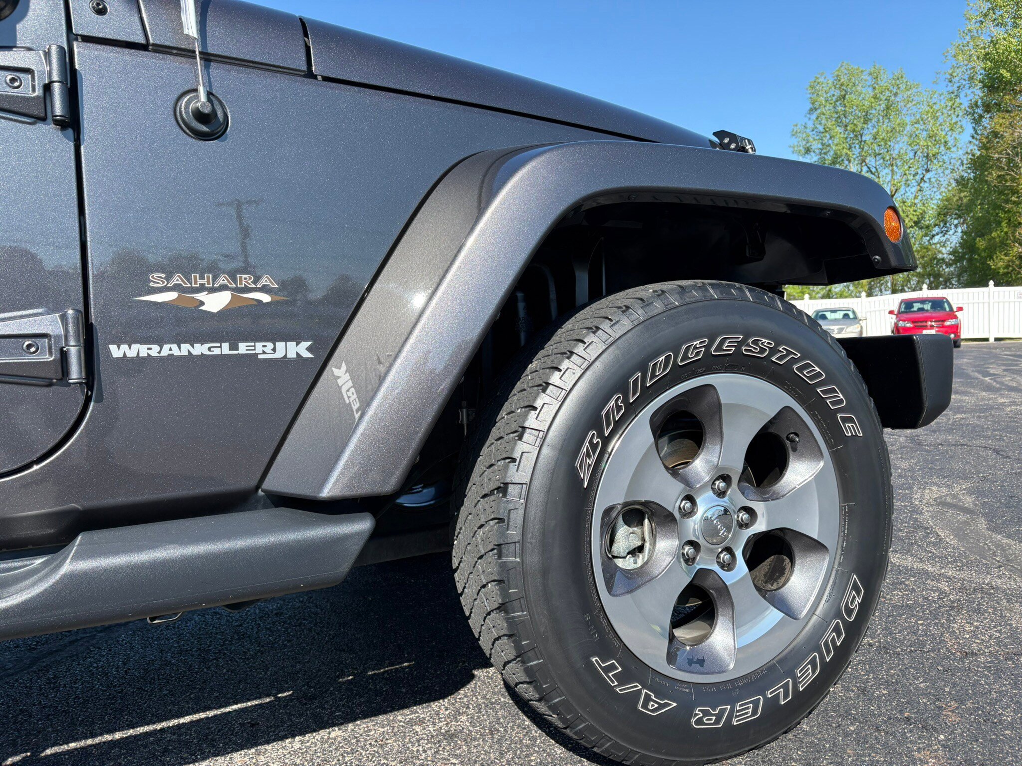 Used 2018 Jeep Wrangler Sahara w/ Connectivity Group AWD/4WD image 12