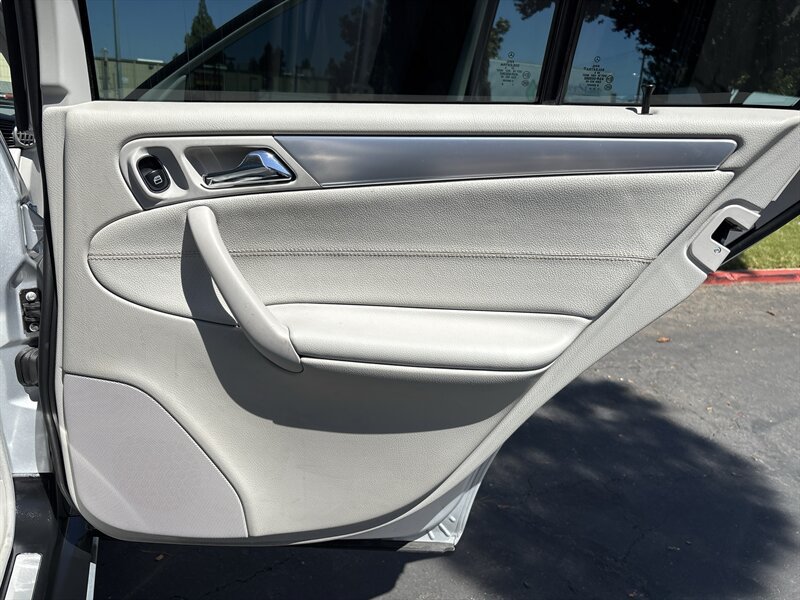 Used 2006 Mercedes-Benz C 350 Sedan image 33