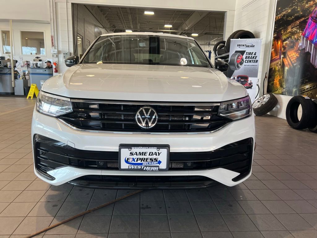 Used 2023 Volkswagen Tiguan SE R-Line AWD/4WD image 2
