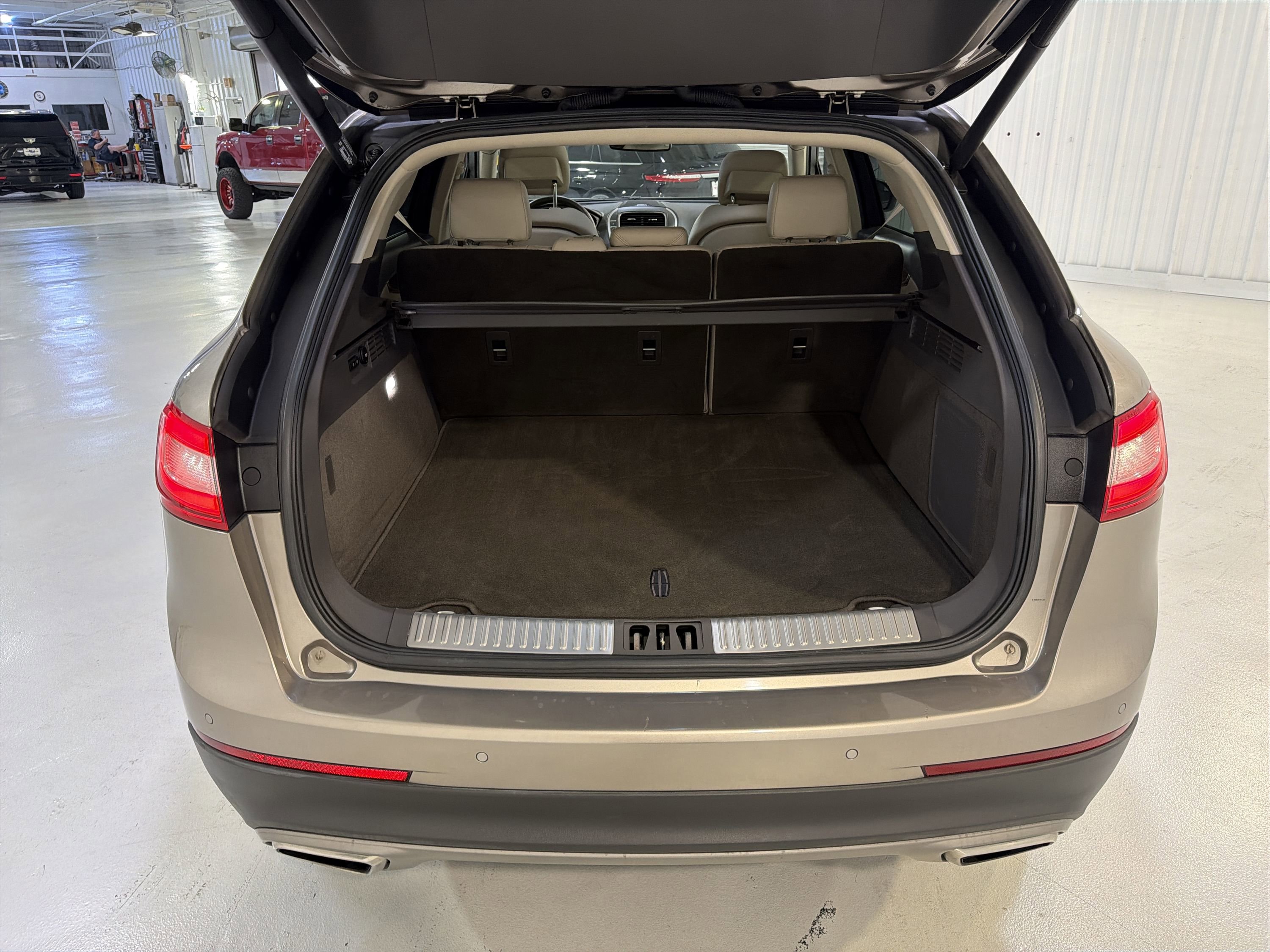Used 2018 Lincoln MKX Reserve w/ Driver Assistance Package FWD image 28