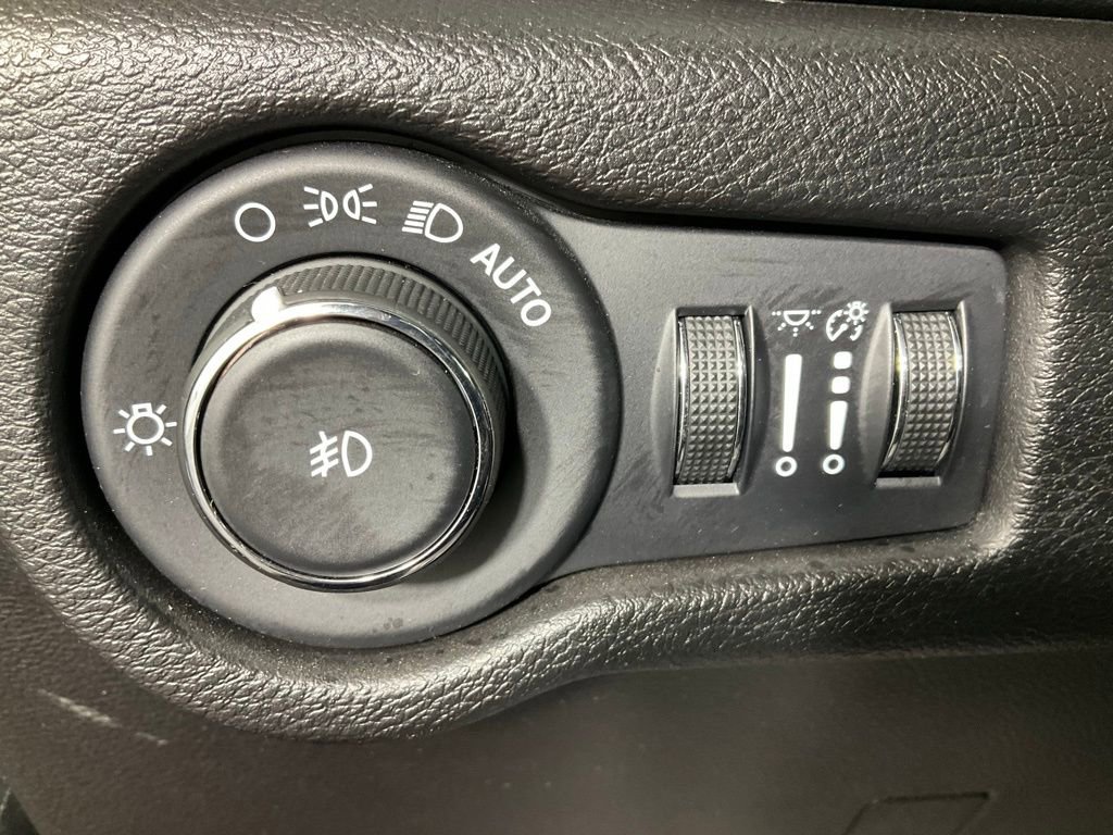 Used 2021 Chrysler Pacifica Limited w/ Uconnect Theater Family Group image 23