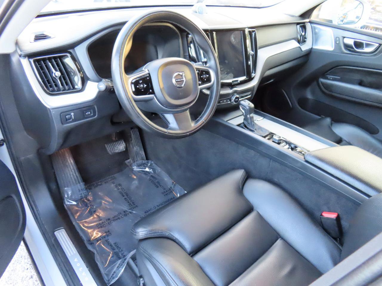 Used 2018 Volvo XC60 T6 Inscription w/ Convenience Package image 3