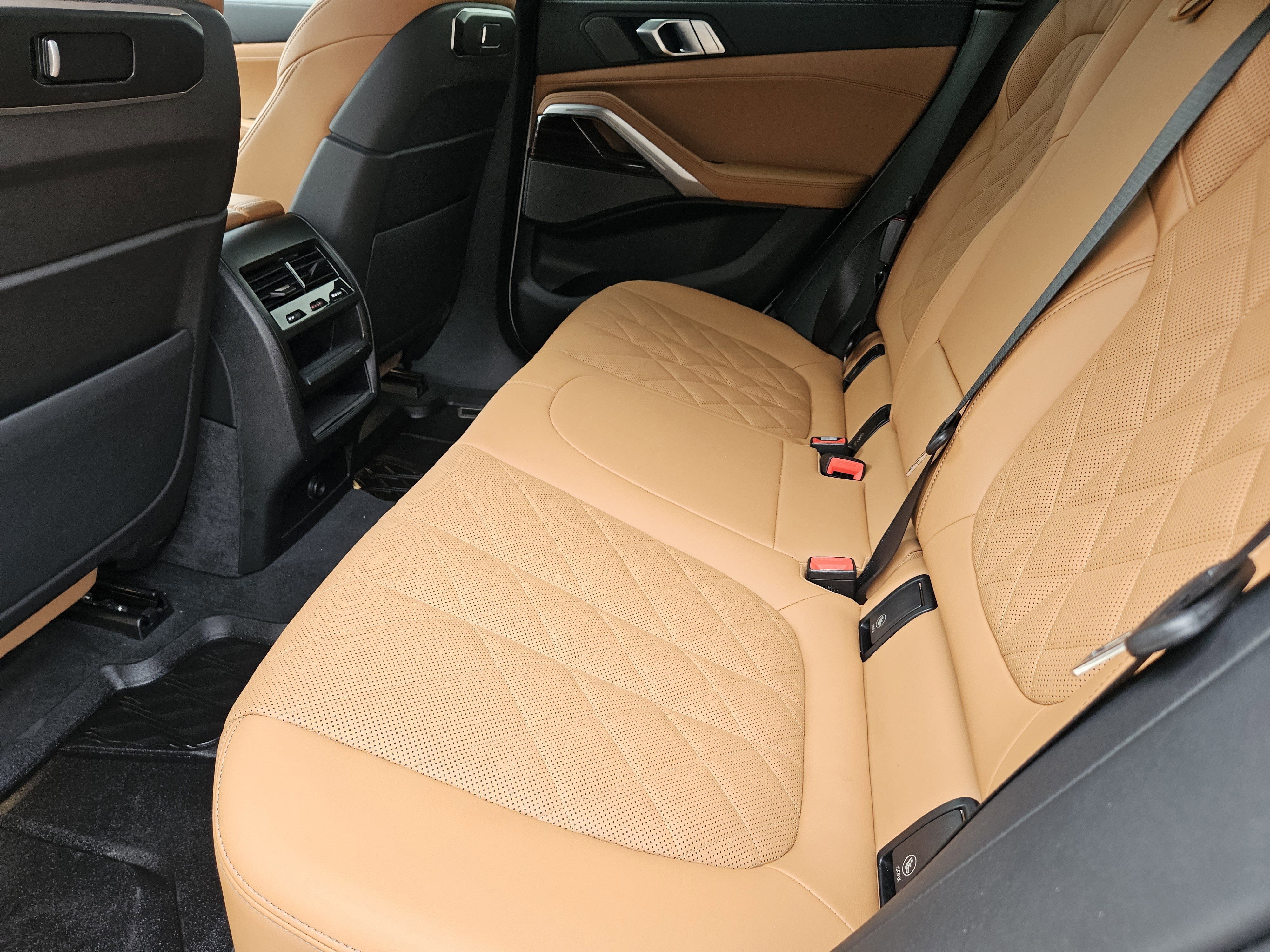 Used 2024 BMW X6 xDrive40i w/ Premium Package image 30