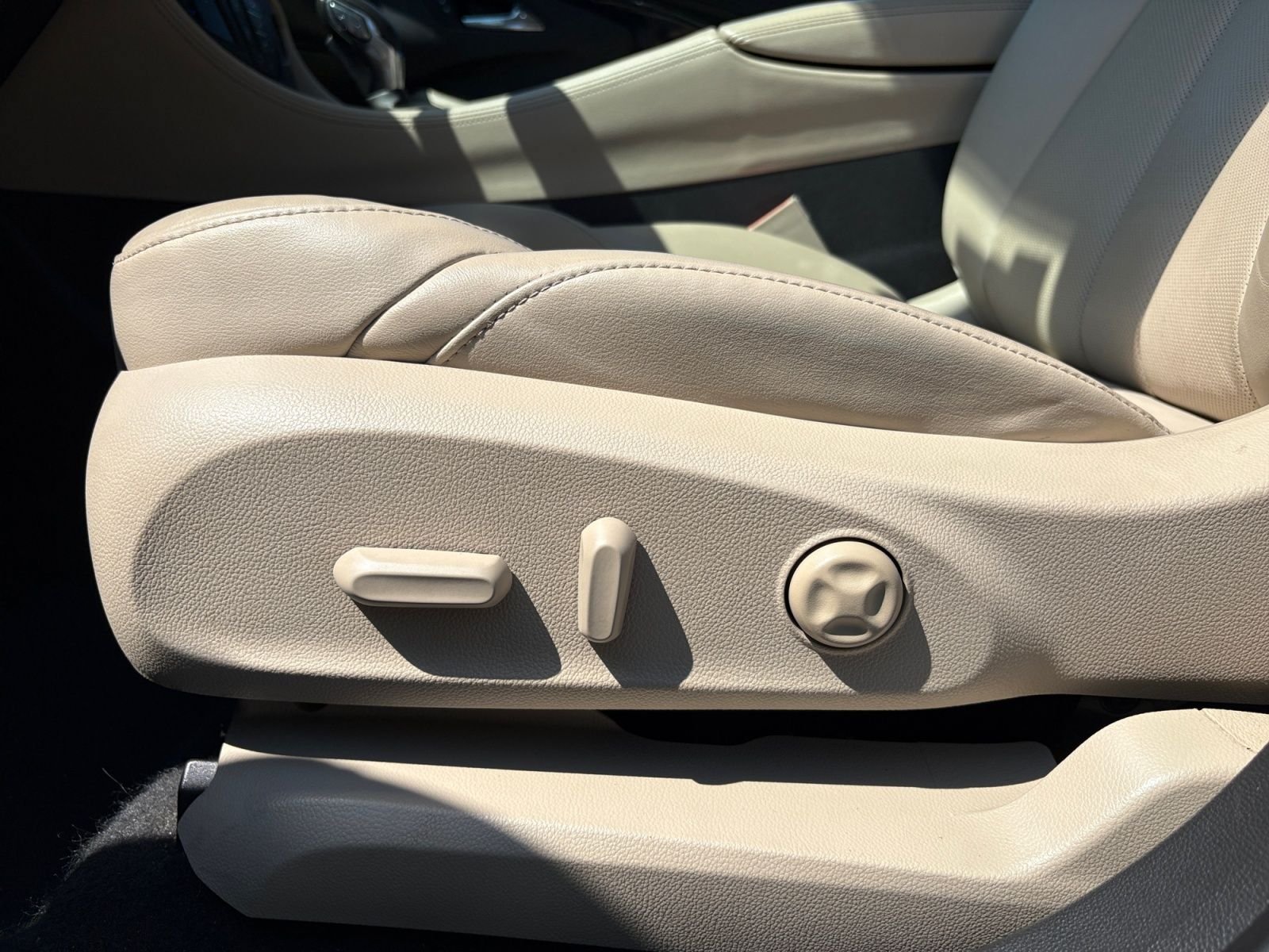 Used 2017 Buick Envision Essence w/ LPO, Cargo Package FWD image 22