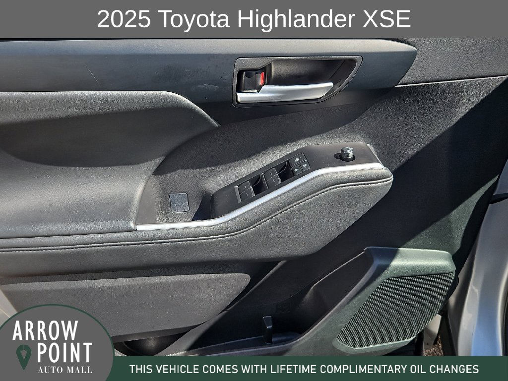 Used 2025 Toyota Highlander XSE AWD/4WD image 21
