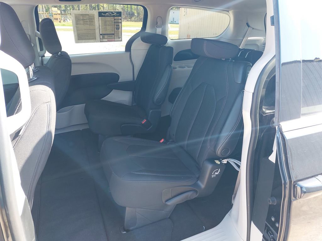 Used 2023 Chrysler Voyager LX image 32