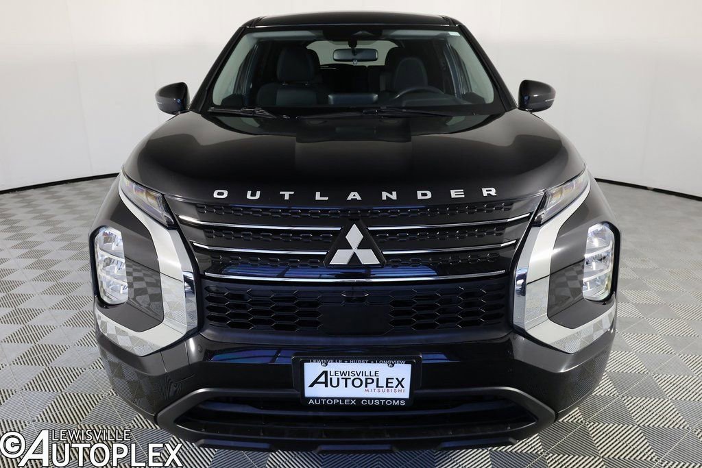 Used 2024 Mitsubishi Outlander ES image 2