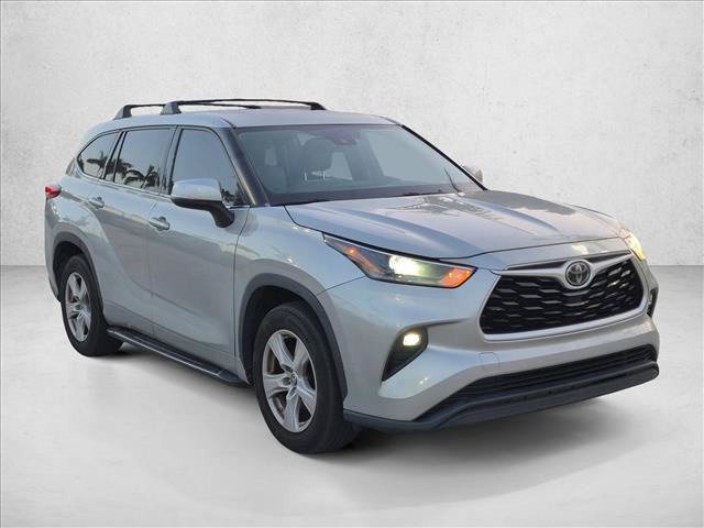 Used 2021 Toyota Highlander LE FWD image 3
