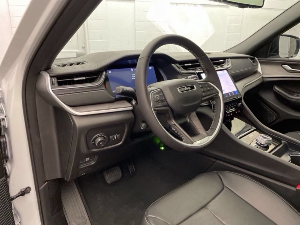 New 2025 Jeep Grand Cherokee Limited w/ Luxury Tech Group II RWD image 17