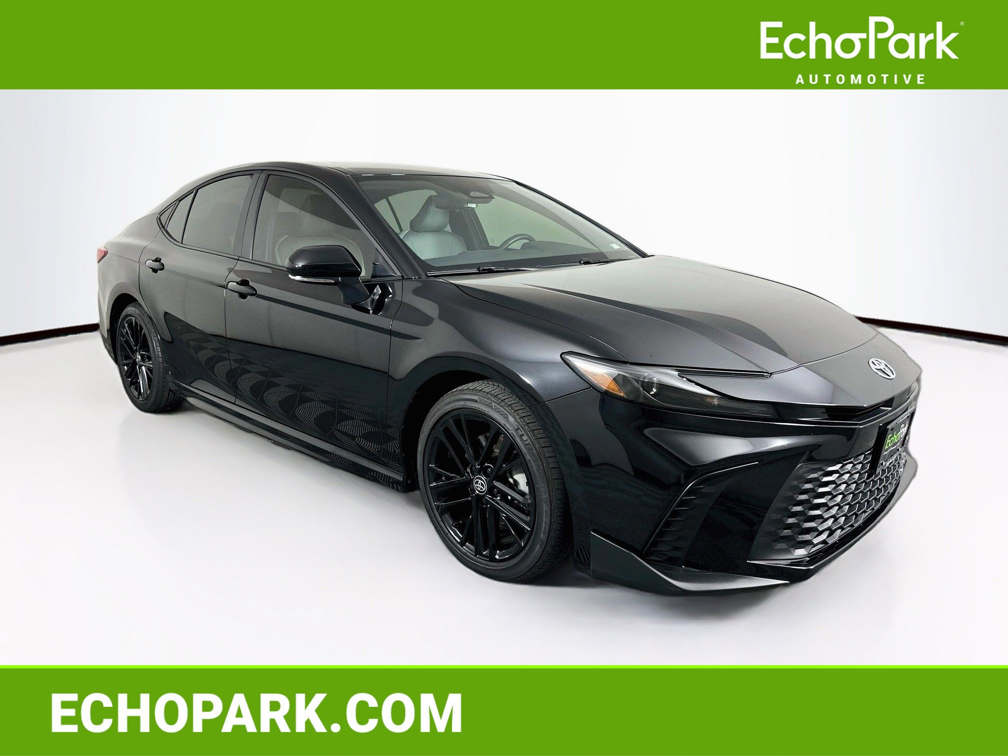 Used 2025 Toyota Camry SE FWD image 1