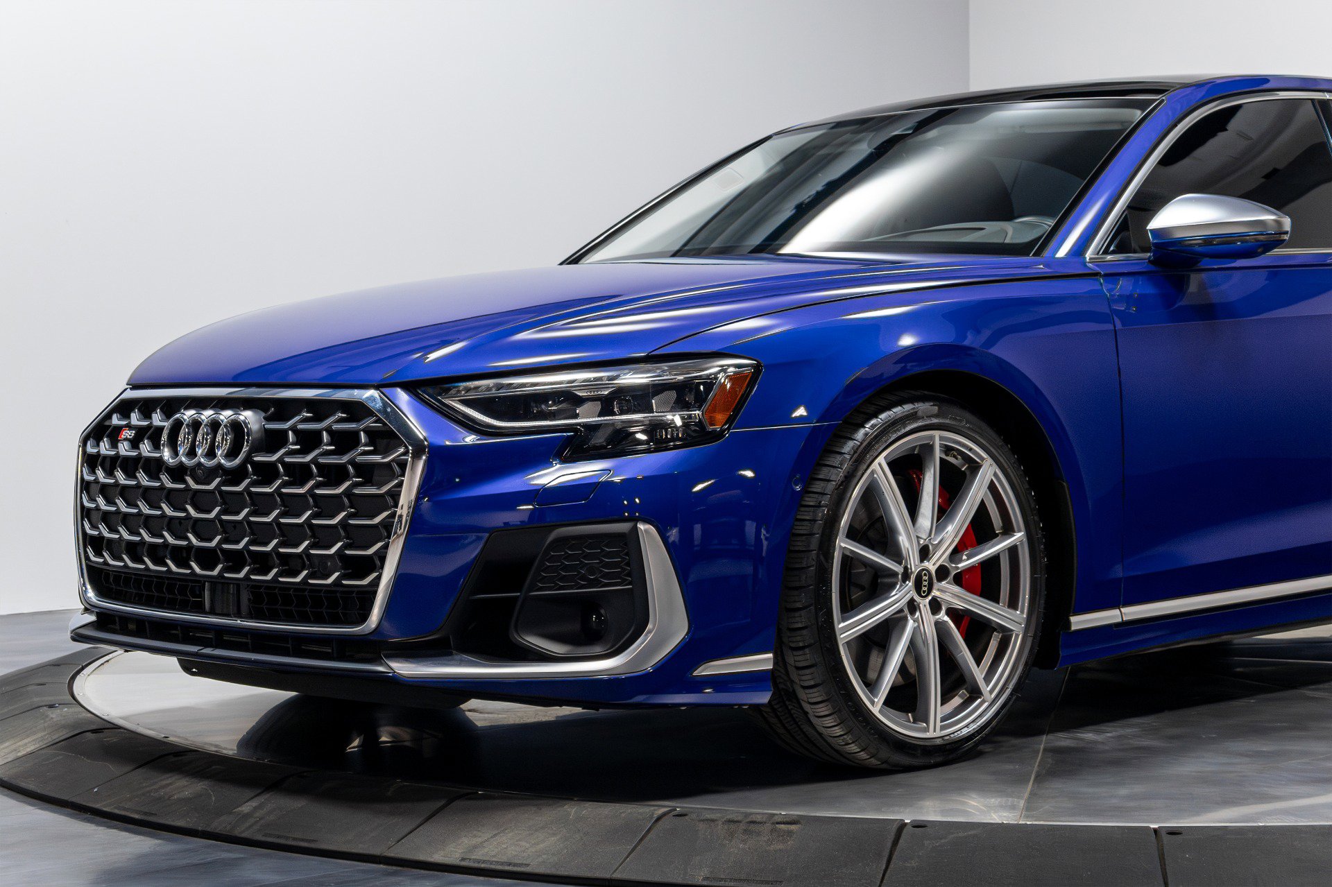 Used 2023 Audi S8 image 4