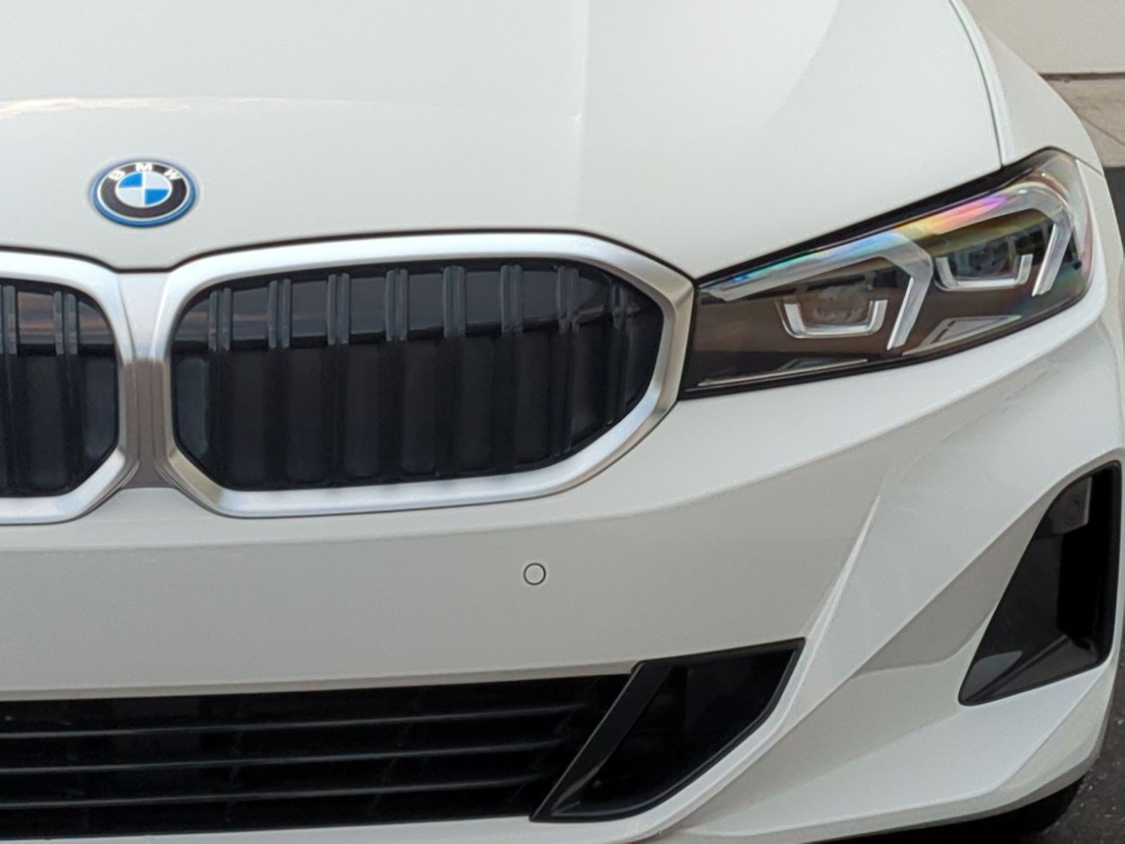Used 2024 BMW 330e w/ Convenience Package RWD image 5