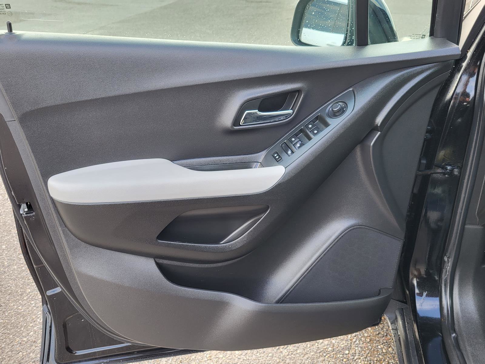 Used 2018 Chevrolet Trax LS w/ LPO, Cargo Package FWD image 20