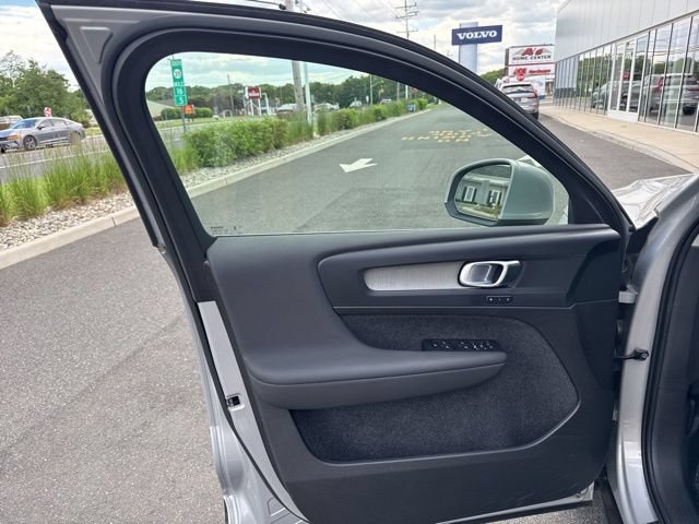 Used 2025 Volvo XC40 B5 Plus AWD/4WD image 18