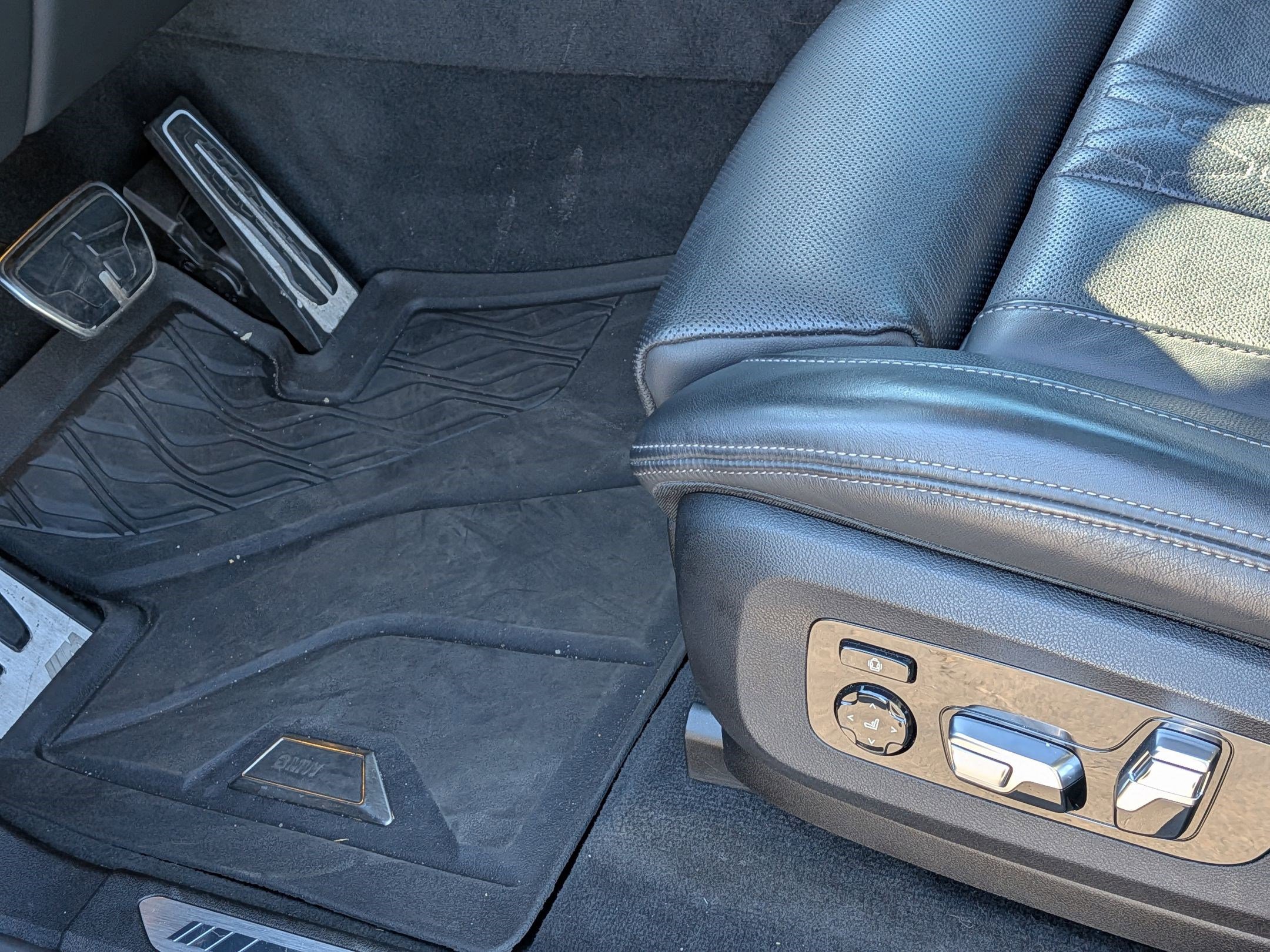 Used 2024 BMW X7 M60i w/ Executive Package image 16