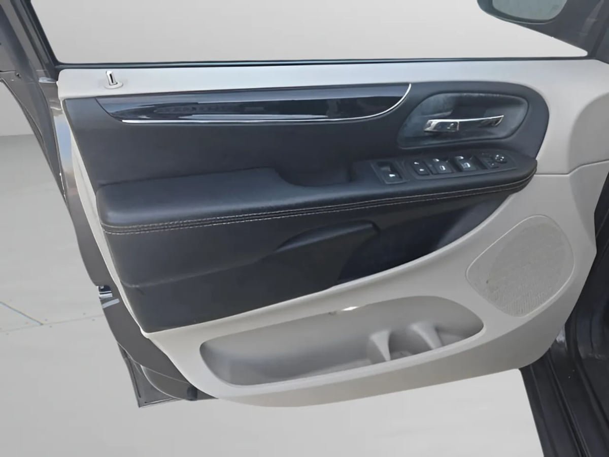 Used 2017 Dodge Grand Caravan SXT FWD image 38
